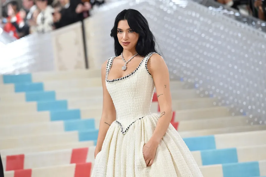 Sự thiếu vắng chi tiết túi ở trang phục nữ