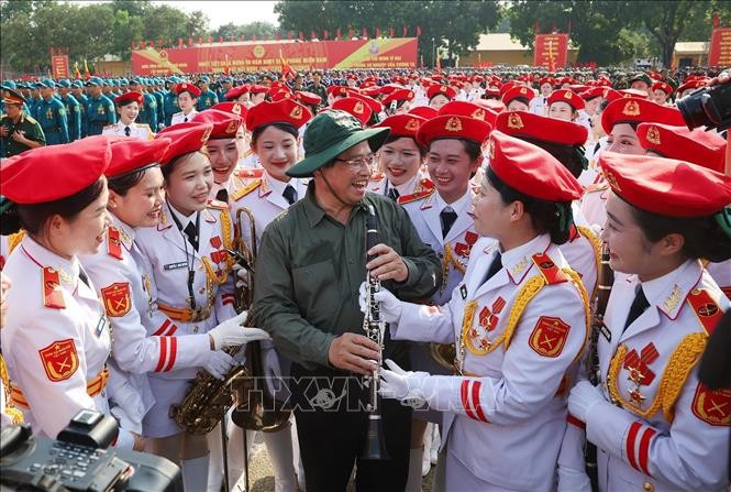 Thủ tướng Phạm Minh Chính động viên các lực lượng diễu binh, diễu hành của Bộ Quốc phòng tại Biên Hoà, Đồng Nai. Ảnh: Dương Giang/TTXVN.