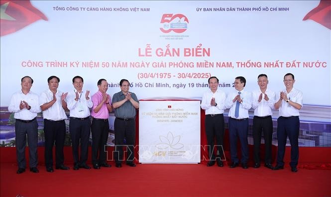 Thủ tướng Phạm Minh Chính và Bí thư Thành uỷ TP Hồ Chí Minh Nguyễn Văn Nên và các đại biểu gắn biển công trình Nhà ga T3, Cảng hàng không quốc tế Tân Sơn Nhất chào mừng kỷ niệm 50 năm Ngày Giải phóng miền Nam, thống nhất đất nước. Ảnh: Dương Giang/TTXVN.