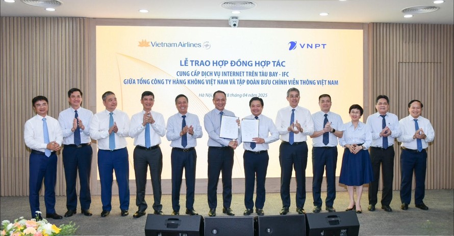 Tổng Giám đốc Tập đoàn VNPT Huỳnh Quang Liêm và Tổng Giám đốc Vietnam Airlines Lê Hồng Hà cùng trao hợp đồng hợp tác trước sự chứng kiến của quan khách hai bên.