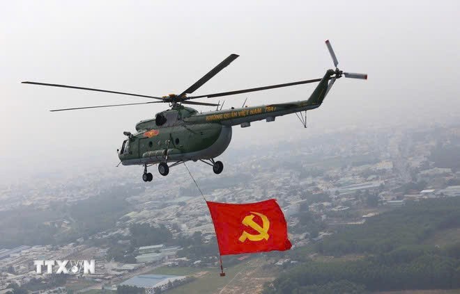 Một máy bay trực thăng Mi-8 bay trên bầu trời thành phố Biên Hòa tham gia tập luyện cho Lễ kỷ niệm 50 năm thống nhất đất nước. Ảnh: Sỹ Tuyên/TTXVN.