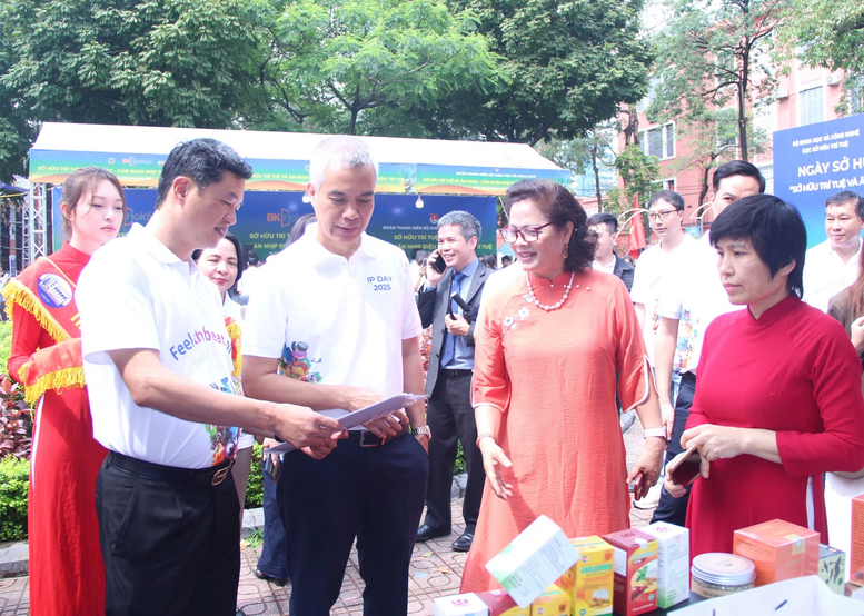 Các đại biểu tham quan khu trưng bày “Sản phẩm Khoa học, Công nghệ, Đổi mới Sáng tạo” trong khuôn khổ lễ hưởng ứng Ngày Sở hữu trí tuệ thế giới 2025 do Bộ KH&CN và UBND TP. Hà Nội tổ chức.