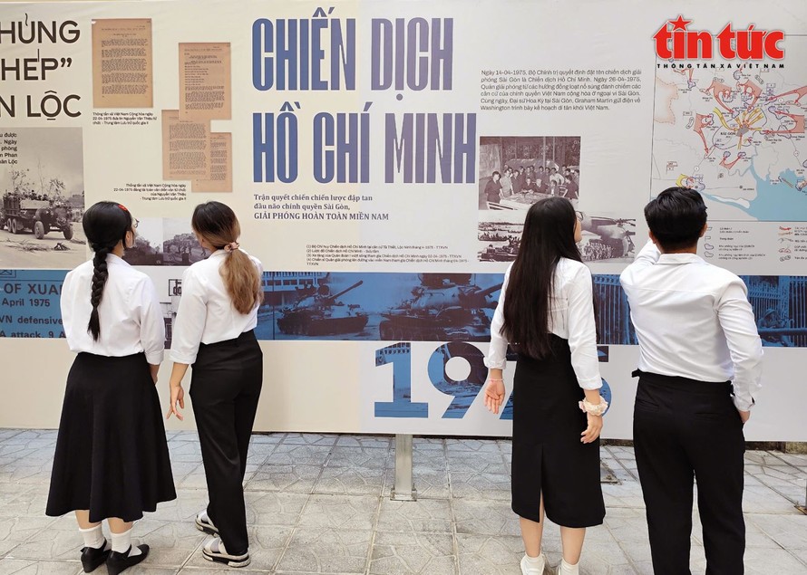 Các bạn trẻ, học sinh và sinh viên đang tham quan tại không gian triển lãm "Non sông liền một dải".