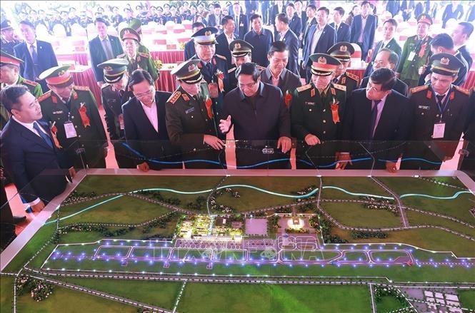 Thủ tướng Phạm Minh Chính tham quan mô hình Dự án xây dựng sân bay Gia Bình. Ảnh: Dương Giang/TTXVN.