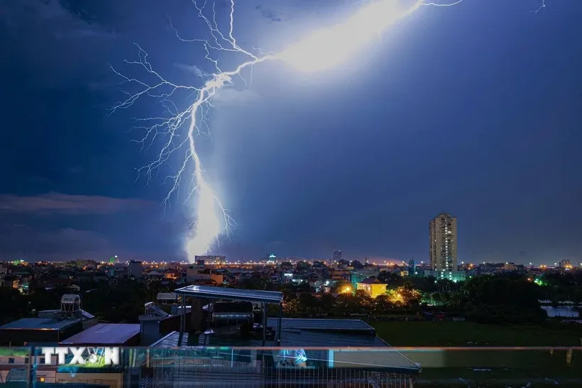 Hơn 23.000 cú sét đánh ở miền Bắc sáng 25/4