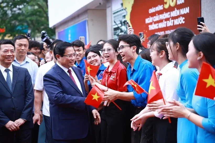 Thủ tướng Phạm Minh Chính với sinh viên tham dự Lễ phát động Phong trào “Cả nước thi đua đổi mới sáng tạo và chuyển đổi số” tại Hà Nội sáng 24/4/2025. Ảnh: Dương Giang/TTXVN.
