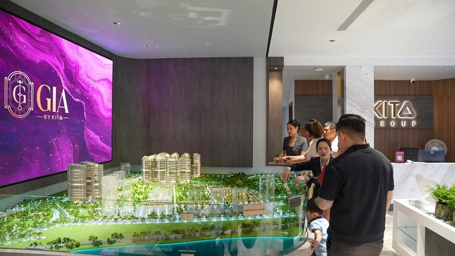 Khách hàng tìm hiểu tổng quan GIA by KITA qua sa bàn mô phỏng tại phòng bán hàng dự án.
