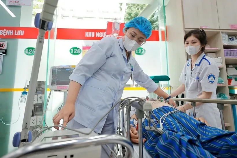 Hoạt động cấp cứu cho bệnh nhân nặng tại Trung tâm Cấp cứu A9, Bệnh viện Bạch Mai. Ảnh: Minh Quyết/TTXVN