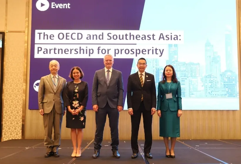 Thứ trưởng Ngoại giao Nguyễn Minh Hằng (phải) chụp ảnh lưu niệm cùng các diễn giả trong phiên khai mạc. Ảnh: Đỗ Sinh/TTXVN.