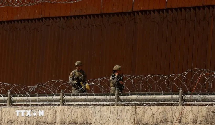 Lực lượng biên phòng Mỹ gác tại khu vực bức tường biên giới với Mexico. Ảnh: Reuters/TTXVN.