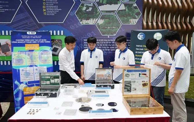 Các sản phẩm thiết kế và chế tạo dựa trên công nghệ bán dẫn do thầy trò Trường Đại học Công nghệ-Đại học Quốc gia phát triển. Nguồn: Trường Đại học Công nghệ)\.