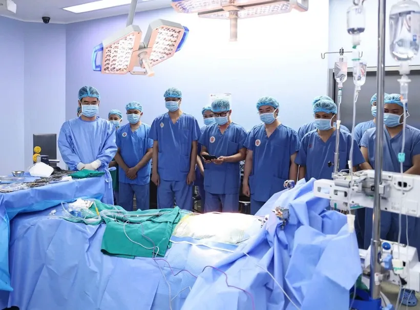 Đội ngũ y bác sỹ tri ân nghĩa cử cao đẹp của người hiến tạng. Ảnh: PV/Vietnam+
