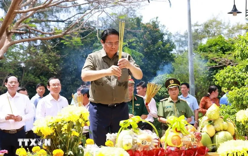 Thủ tướng Phạm Minh Chính dâng hương trên phần mộ nữ Anh hùng liệt sỹ Võ Thị Sáu ở Nghĩa trang Hàng Dương. Ảnh: Dương Giang/TTXVN.