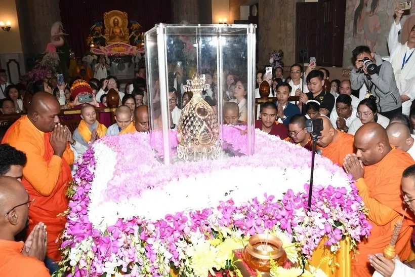 Các nhà sư chiêm bái xá lợi Đức Phật. Ảnh: IBC cung cấp.