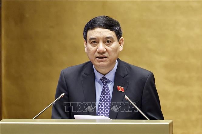 Ủy viên Ủy ban Thường vụ Quốc hội Nguyễn Đắc Vinh trình bày Báo cáo giải trình, tiếp thu, chỉnh lý dự thảo Luật sửa đổi, bổ sung một số điều của Luật Quảng cáo. Ảnh: Doãn Tấn/TTXVN