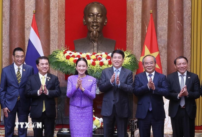 Chủ tịch nước Lương Cường với Thủ tướng Thái Lan Paetongtarn Shinawatra và các đại biểu. Ảnh: Lâm Khánh/TTXVN