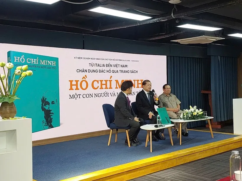 Tiến sỹ Chu Đức Tính, nguyên Giám đốc Bảo tàng Hồ Chí Minh (giữa) chia sẻ nhận định về cuốn sách. Ảnh: Vietnam+