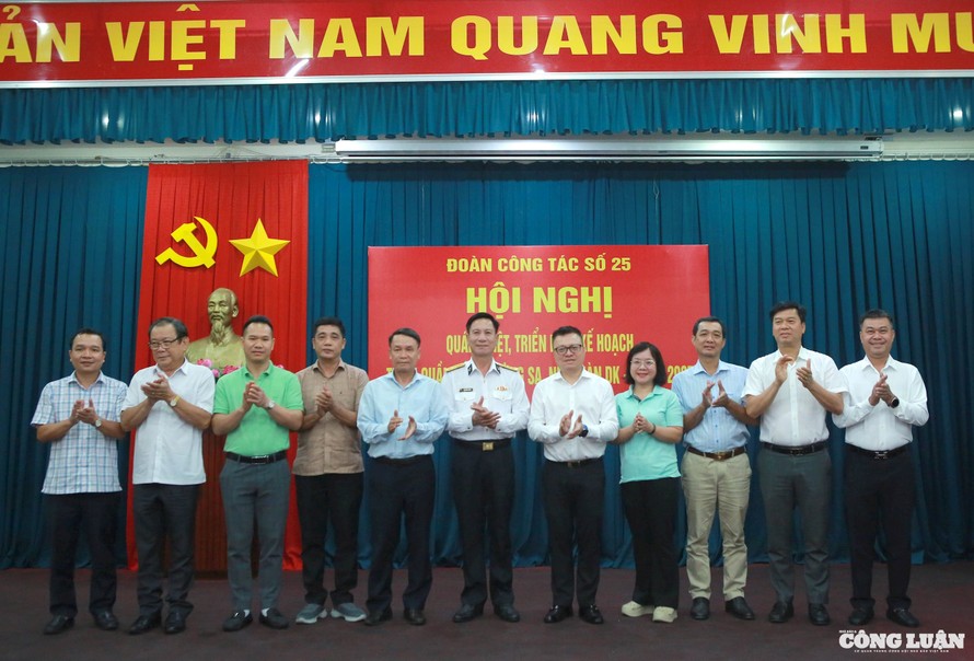 Các đại biểu chụp hình lưu niệm với các đại diện 8 tổ công tác được thành lập.