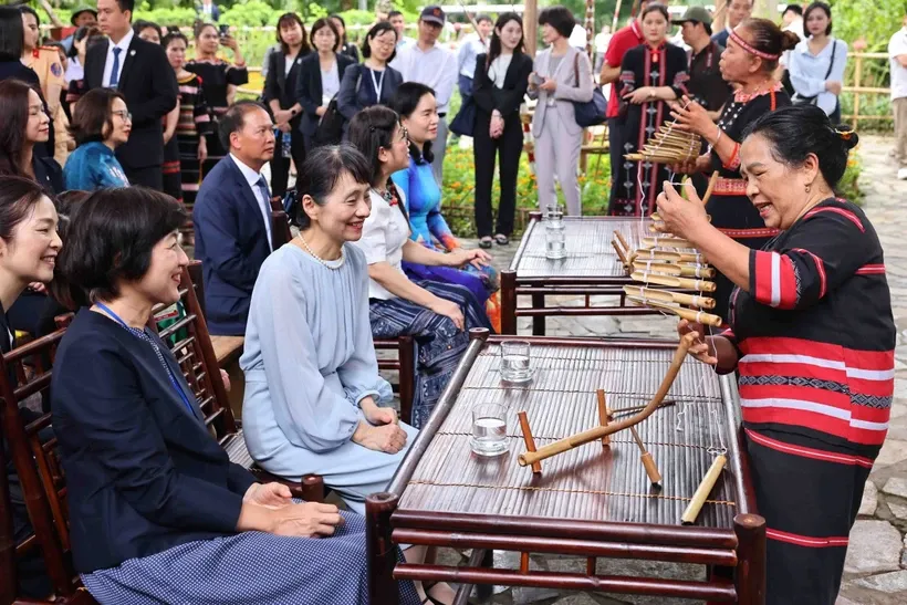 Nghệ nhân ưu tú Y Sinh giới thiệu nét văn hoá dân tộc Xơ Đăng với bà Ishiba Yoshiko, Phu nhân Thủ tướng Nhật Bản. Ảnh: Minh Đức/TTXVN.