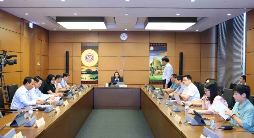 Quốc hội thảo luận ở tổ về phát triển kinh tế-xã hội những tháng đầu năm 2025. Ảnh: TTXVN.