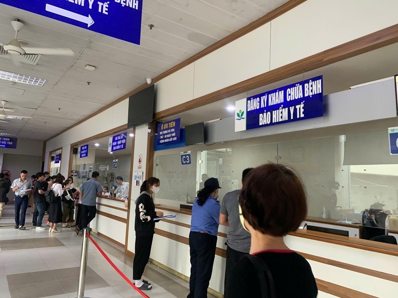 Bộ Y tế tiếp tục khuyến cáo người dân đeo khẩu trang nơi công cộng, tại cơ sở y tế - Ảnh: VGP/HM.