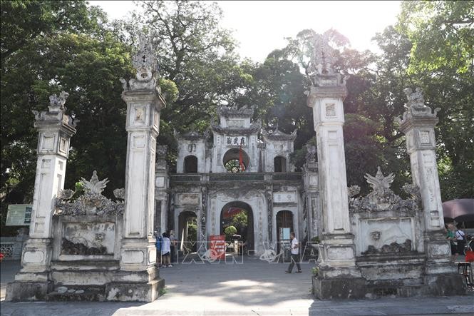 Đền Quán Thánh xây dựng vào những năm đầu khi vua Lý Thái Tổ dời đô từ Hoa Lư ra Thăng Long. Đền Quán Thánh là một công trình kiến trúc nghệ thuật đặc biệt, lưu giữ nhiều tư liệu quý về nghệ thuật kiến trúc, điêu khắc, tín ngưỡng ở nhiều thời kỳ lịch sử của Việt Nam. Ảnh tư liệu: Vân Chi/TTXVN.