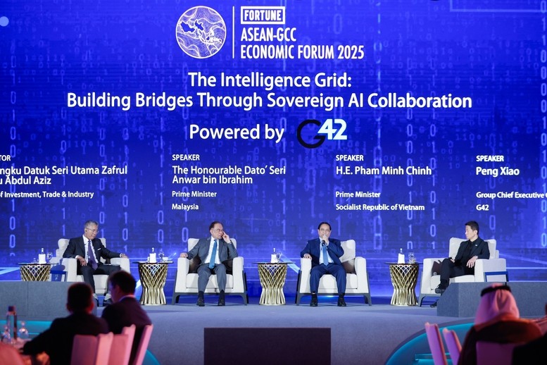 Thủ tướng Phạm Minh Chính tham dự phiên thảo luận "Lưới thông minh: Kết nối thông qua AI tự chủ". Ảnh: VGP/Nhật Bắc.