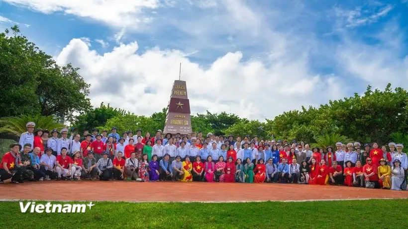 Đoàn công tác trên đảo Trường Sa. Ảnh: Đặng Anh Tâm/TTXVN.