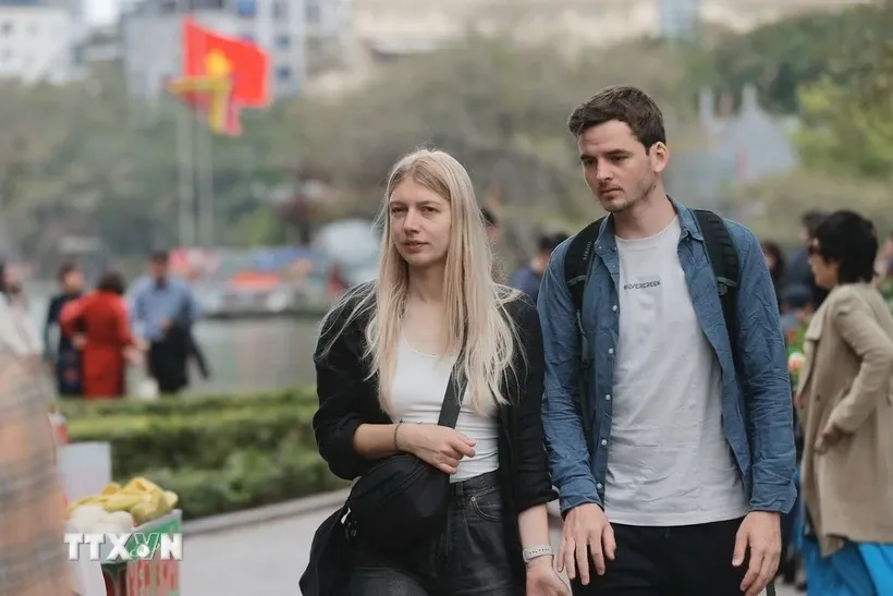 Du khách quốc tế đến Hà Nội dịp Tết nguyên đán Ất Tỵ 2025. Ảnh: Minh Quyết/TTXVN.