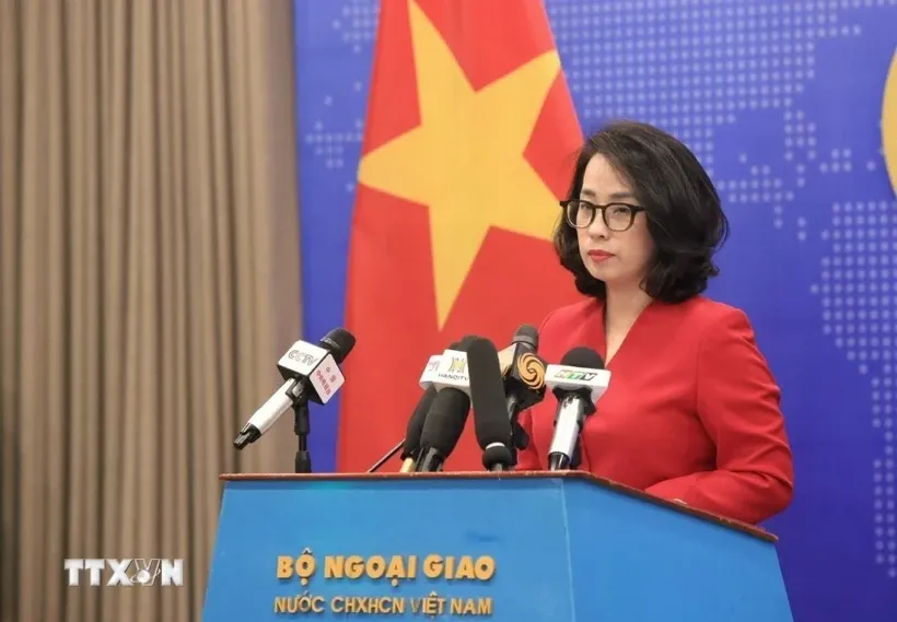 Người phát ngôn Bộ Ngoại giao Phạm Thu Hằng trả lời các câu hỏi của nhà báo. Ảnh: Tuấn Anh/TTXVN.
