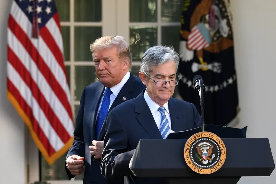 Tổng thống Trump trong nhiệm kỳ đầu và ông Powell (phải).