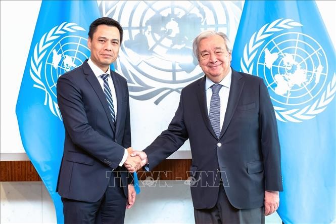 Đại sứ Đặng Hoàng Giang chào từ biệt Tổng Thư ký LHQ António Guterres. Ảnh: TTXVN.