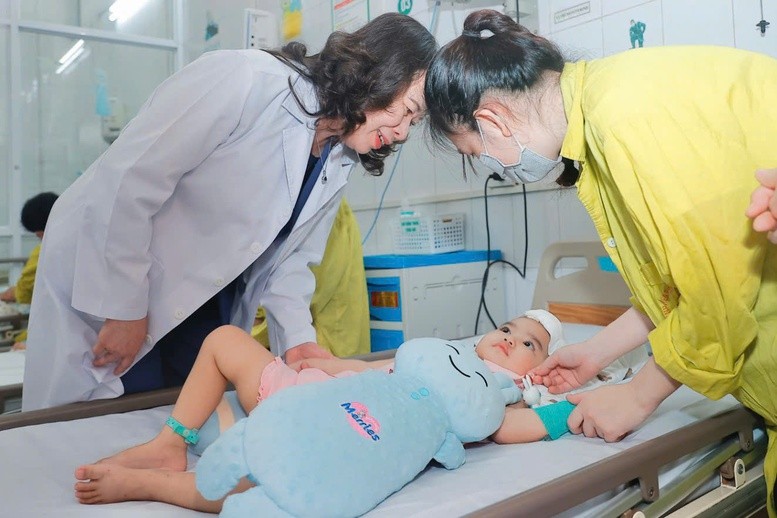 Phó Chủ tịch nước Võ Thị Ánh Xuân ân cần hỏi thăm sức khoẻ bệnh nhi.