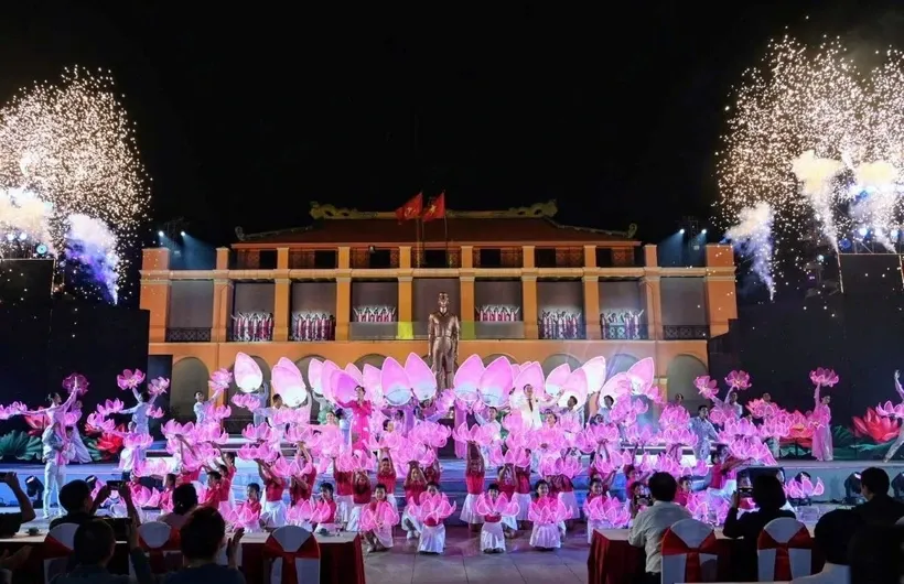 Tiết mục "Tiếng hát từ Thành phố mang tên Người" do Phạm Trang và Duyên Huyền thể hiện. Ảnh: Thu Hương/TTXVN.