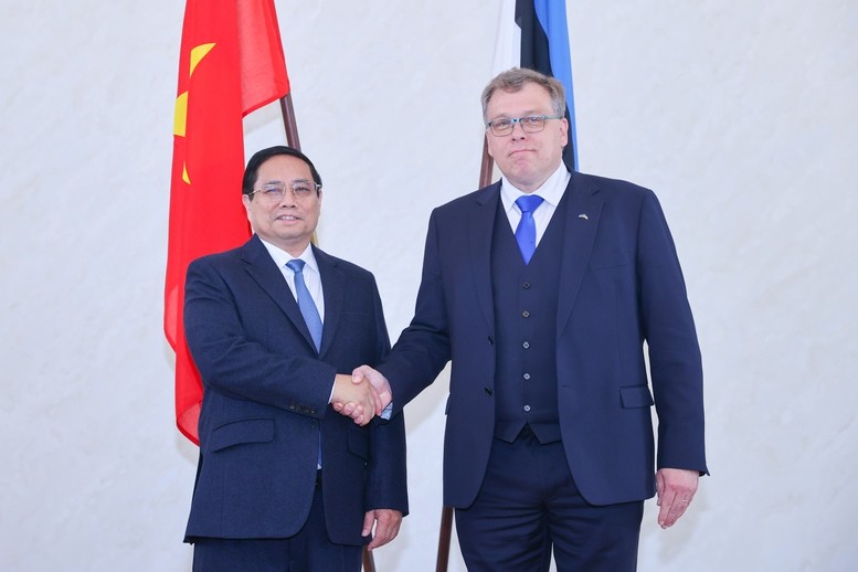 Thủ tướng Phạm Minh Chính và Chủ tịch Quốc hội Estonia Lauri Hussar. Ảnh: VGP/Nhật Bắc.