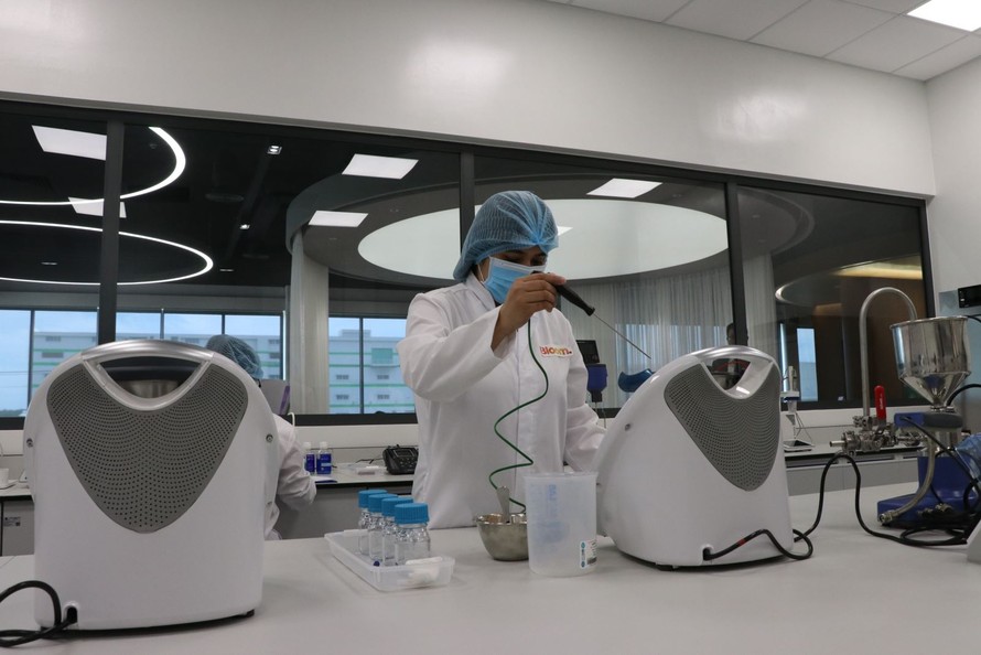 Nhân viên Trung tâm khơi nguồn sáng tạo Bloom và xúc tiến đổi mới toàn cầu đầu tiên tại Việt Nam nghiên cứu công nghệ sáng tạo. Ảnh: Dương Chí Tưởng/TTXVN.