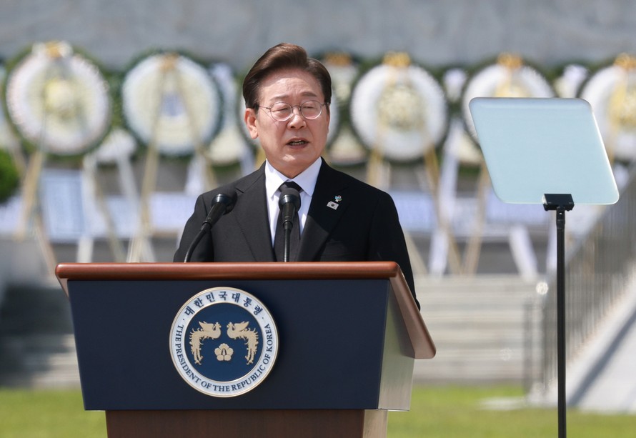 Tân Tổng thống Hàn Quốc Lee Jae Myung phát biểu tại lễ kỷ niệm Ngày Tưởng niệm ở Nghĩa trang Quốc gia Seoul ngày 6/6/2025.