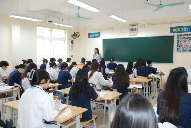 Thí sinh ôn thi tốt nghiệp trung học phổ thông. Ảnh: TTXVN.