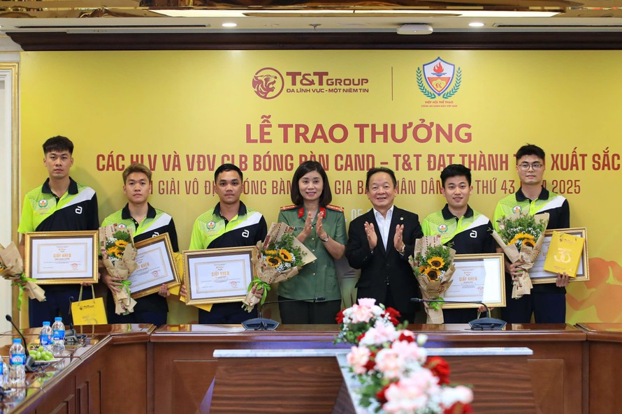 Ông Đỗ Quang Hiển, Nhà sáng lập, Chủ tịch Điều hành Tập đoàn T&T Group và Đại tá Nguyễn Thị Thúy Thanh, Phó Cục trưởng Cục Công tác Đảng và công tác chính trị (Bộ Công an), Phó Chủ tịch kiêm Tổng thư ký Hiệp hội Thể thao CAND Việt Nam trao thưởng cho các VĐV xuất sắc giành HCV.