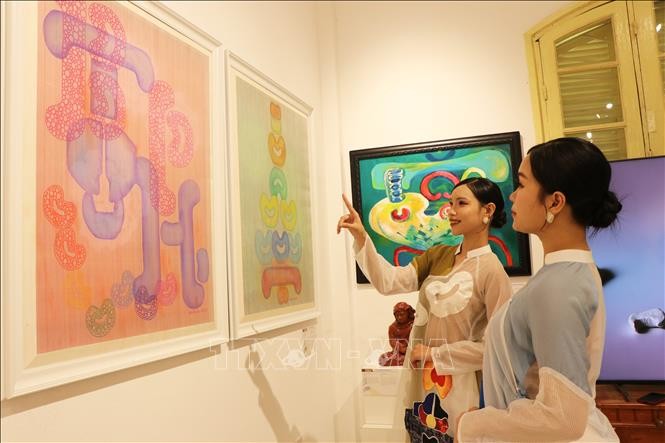 Khách tham quan triển lãm “Ngôn ngữ nghệ thuật Điềm Phùng Thị - sự tiếp biến và sáng tạo”.