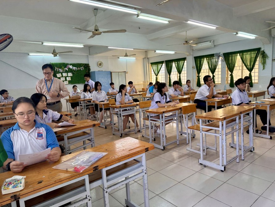 Thí sinh chuẩn bị làm bài thi môn Ngữ văn tại điểm thi Trường THCS Đồng Khởi (Quận 1).