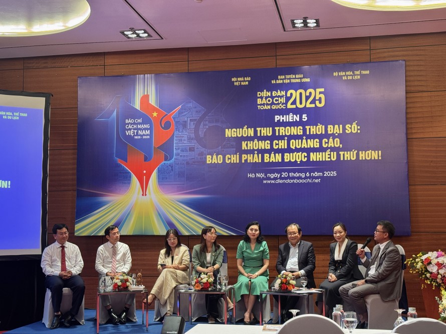 Các diễn giả thảo luận trong phiên 5: "Nguồn thu trong thời đại số: Không chỉ quảng cáo, báo chí phải bán được nhiều thứ hơn!". 