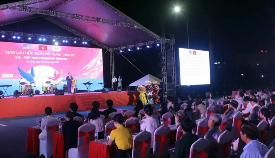 Quang cảnh chương trình Giao lưu hữu nghị Việt Nam-Hoa Kỳ tại thành phố Đà Nẵng. 