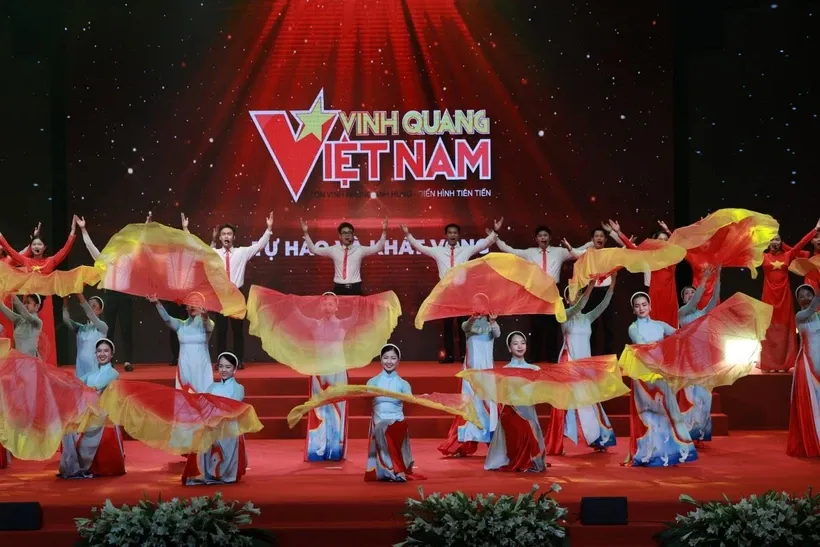 Phần biểu diễn nghệ thuật trong Chương trình “Vinh quang Việt Nam.”