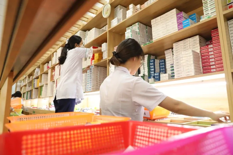 Nhân viên y tế làm công tác cấp phát thuốc. 