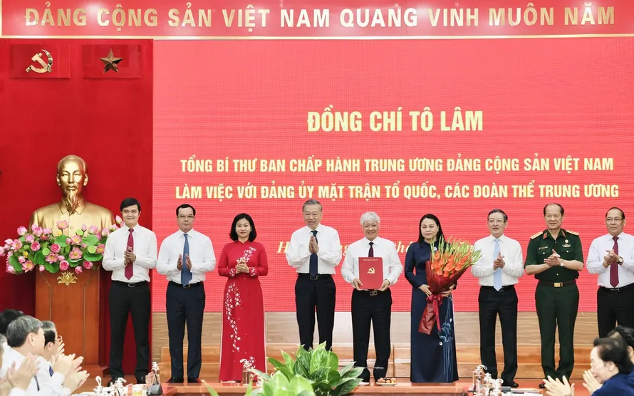 Tổng Bí thư Tô Lâm trao Quyết định số 304-QĐ/TW về chức năng, nhiệm vụ, tổ chức bộ máy Cơ quan Ủy ban Trung ương Mặt trận Tổ quốc Việt Nam