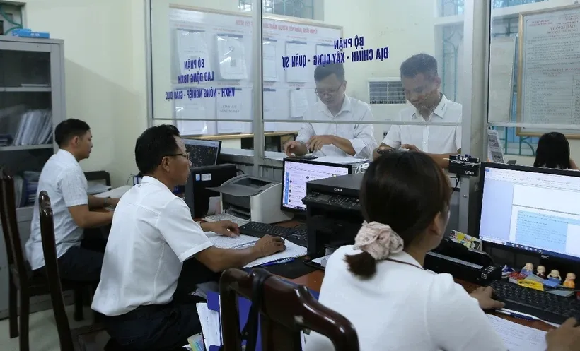 Bộ phận tiếp nhận và trả kết quả phường Trần Hưng Đạo, thành phố Nam Định giải quyết thủ tục hành chính cho người dân. Ảnh: Công Luật/TTXVN