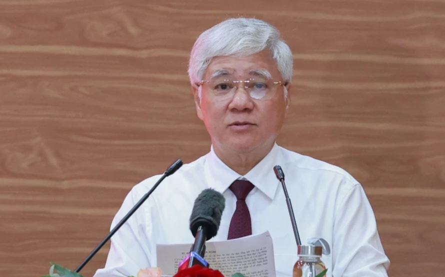 Ông Đỗ Văn Chiến, Ủy viên Bộ Chính trị, Bí thư Trung ương Đảng, Bí thư Đảng ủy Mặt trận Tổ quốc, các đoàn thể Trung ương, Chủ tịch Ủy ban Trung ương Mặt trận Tổ quốc Việt Nam trình bày báo cáo tại cuộc làm việc.