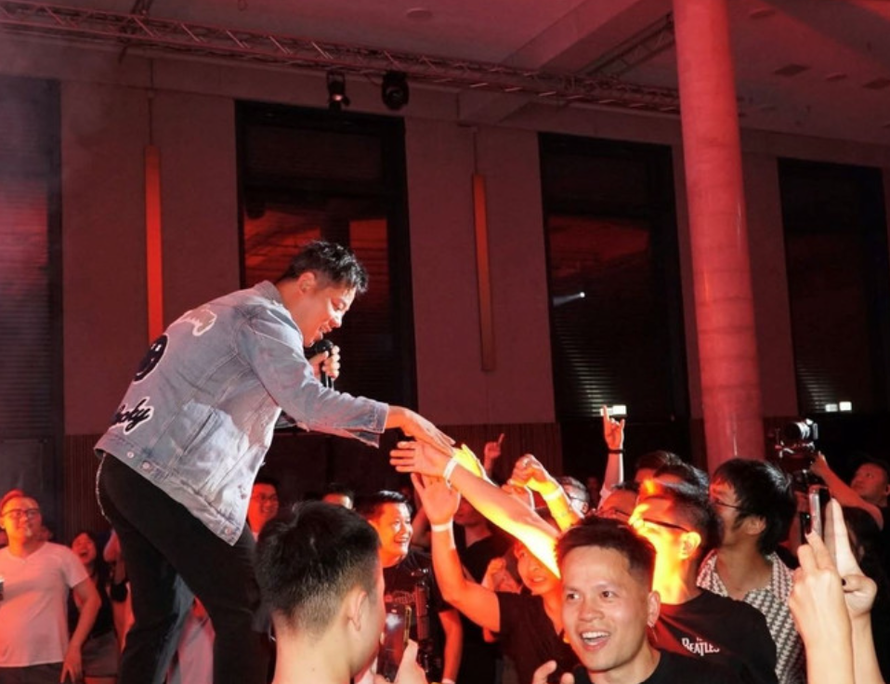 Dương Trần Nghĩa với ca khúc "Mắt đen" 