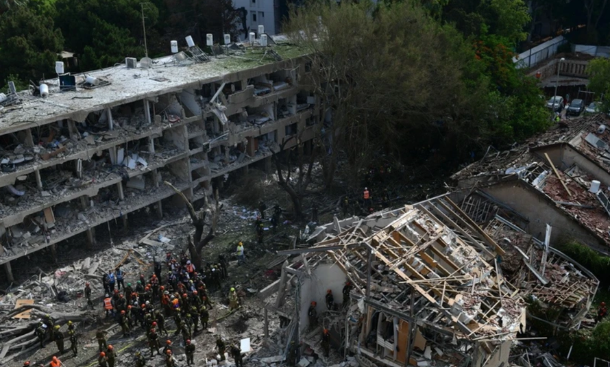 Các tòa nhà bị phá hủy sau cuộc tấn công bằng tên lửa của Iran tại Tel Aviv, Israel, ngày 22/6/2025.